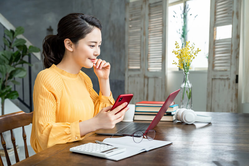 スマホを使う女性